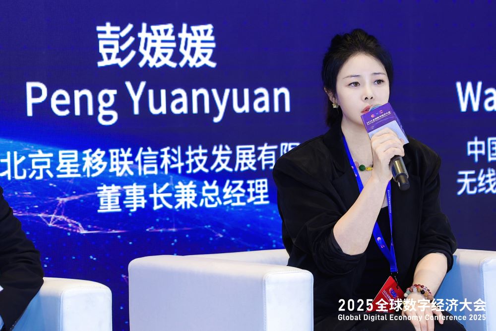 （网站用）彭总个人照2.jpg